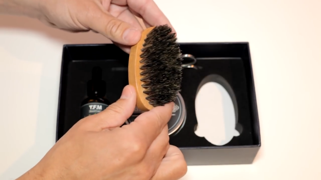 Une brosse à barbe en poils de sanglier